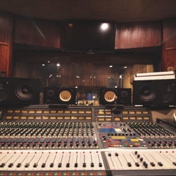 Compositeur de musique de film - Authenticia -
                    Luxe radio