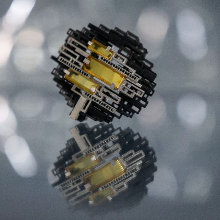 Une nouvelle génération réinvente l’ambre entre artisanat et technologies numériques - Le Journal du Luxe -
                    Luxe radio