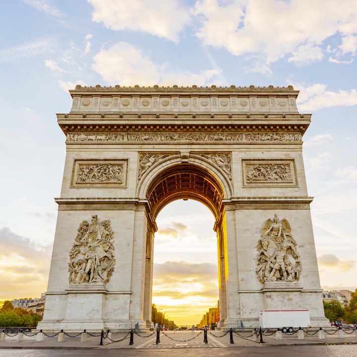 Promenade sur les Champs-Élysées: voyage au cœur de Paris - Voyage -
                    Luxe radio