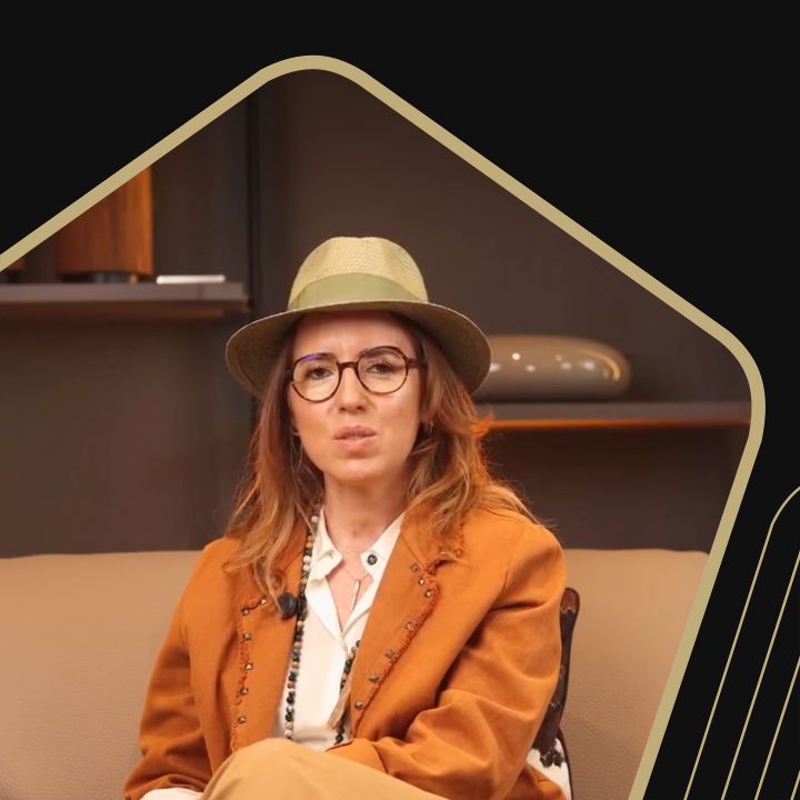 Yasmine Bennani: fondatrice de la galerie INSPIRATION DESIGN BY, qui signe un manifeste poétique du design avec l’exposition « Design with Soul – Between Heritage and Innovation » à Casablanca - Les Invités de Heure Essentielle -
                    Luxe radio