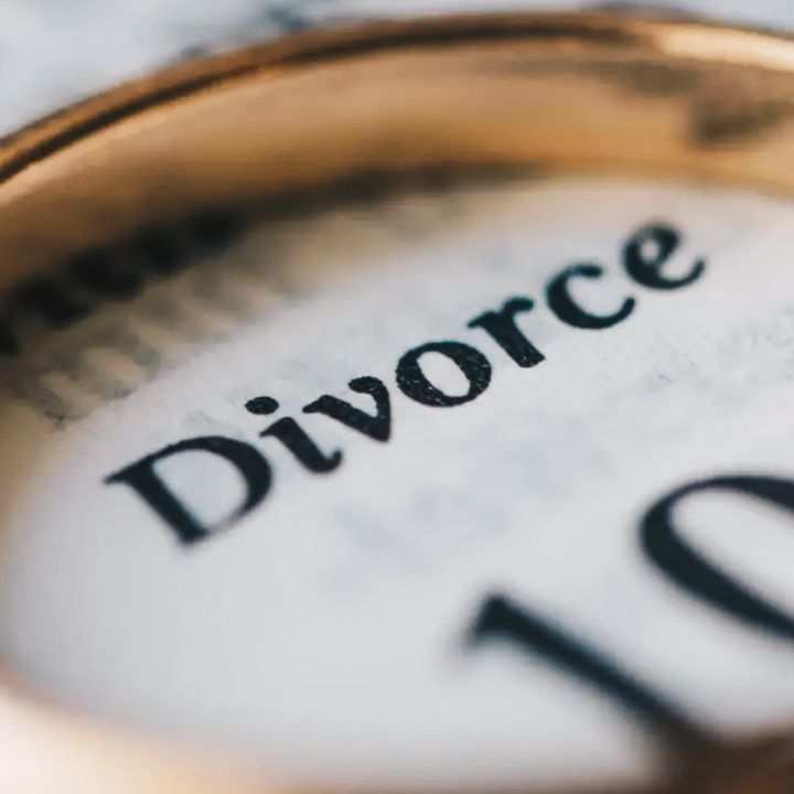 Explosion des divorces au Maroc : crise juridique ou crise sociale ? - Avec Ou Sans Parure -
                    Luxe radio