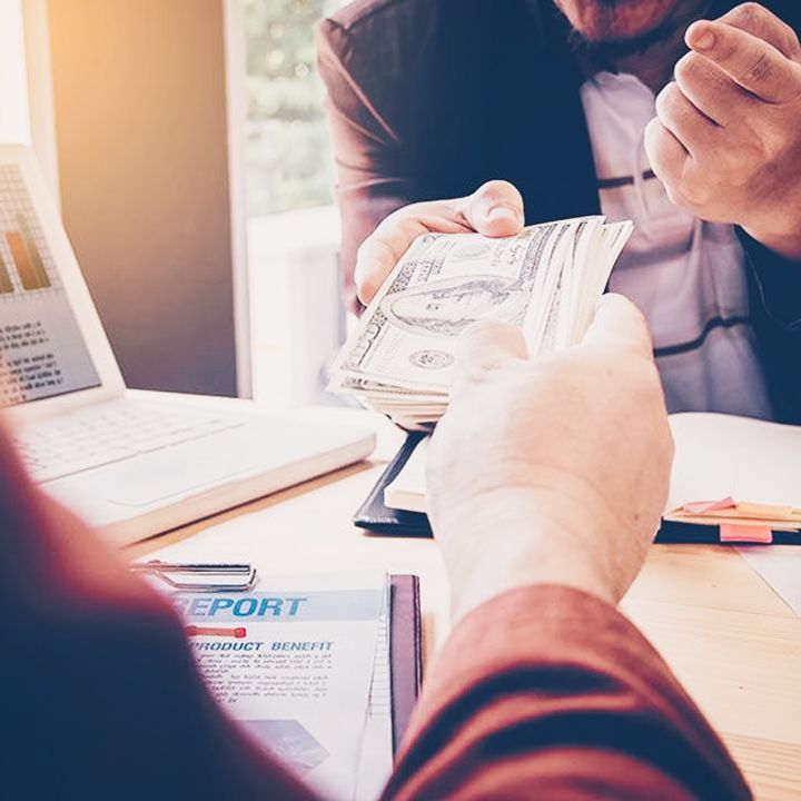 Mohamed Oulkhouir: « Un emprunt contracté par un salarié peut impliquer son employeur » - Droit Des Affaires -
                    Luxe radio