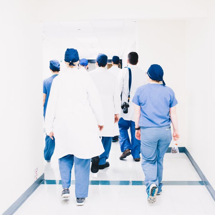 Les infirmiers, grands oubliés de la refonte du système de santé ? - Avec Ou Sans Parure -
                    Luxe radio