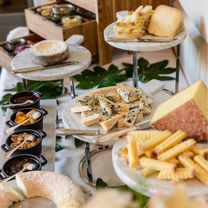 Le brunch devient un territoire d’expression pour les palaces parisiens - Le Journal du Luxe -
                    Luxe radio