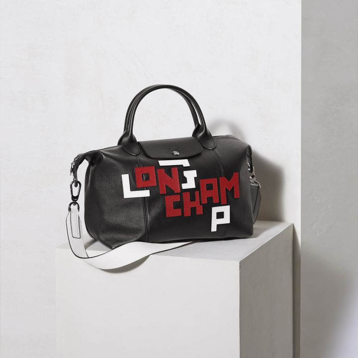 Longchamp cède à la logomania - Le Journal du Luxe -
                    Luxe radio