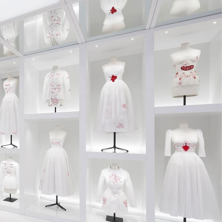 Dior dévoile une nouvelle exposition consacrée à l'art au féminin - Le Journal du Luxe -
                    Luxe radio