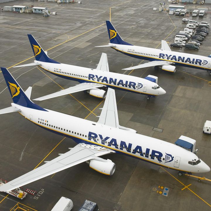 Ryanair offre 5 cm d'épaisseur de bagages supplémentaires à ses passagers, soit 4 litres - Écho Entreprises -
                    Luxe radio