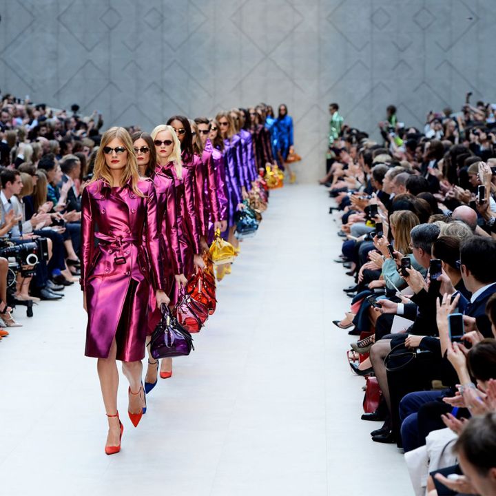La Fashion Week de Londres s’ouvre au public - Le Journal du Luxe -
                    Luxe radio