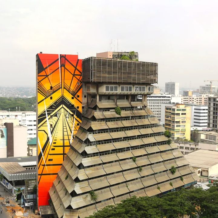 À Abidjan, l’emblématique pyramide brutaliste de Rinaldo Olivieri - Architecture -
                    Luxe radio