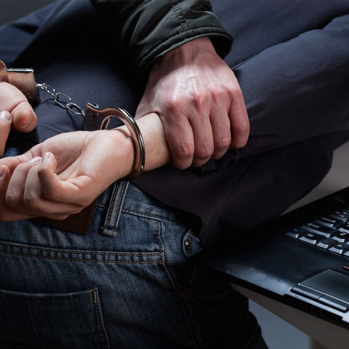 Journalistes arrêtés : quid du droit à l’information ? - Les Débats -
                    Luxe radio