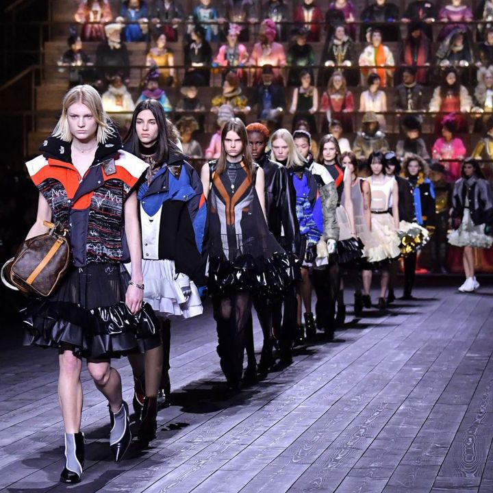 Choc des époques au Louvre pour le défilé Louis Vuitton - Le Journal du Luxe -
                    Luxe radio