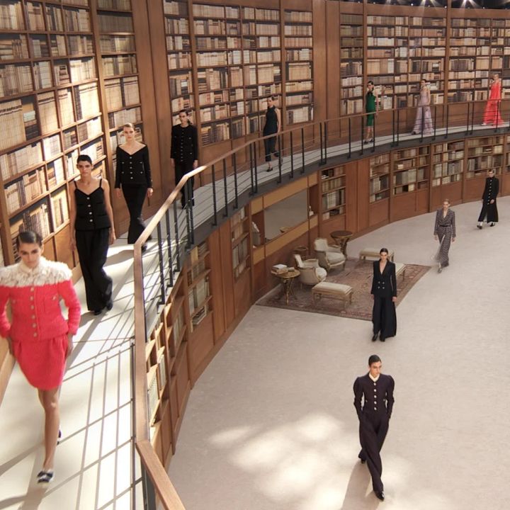Dans la bibliothèque de Chanel… - Le Journal du Luxe -
                    Luxe radio