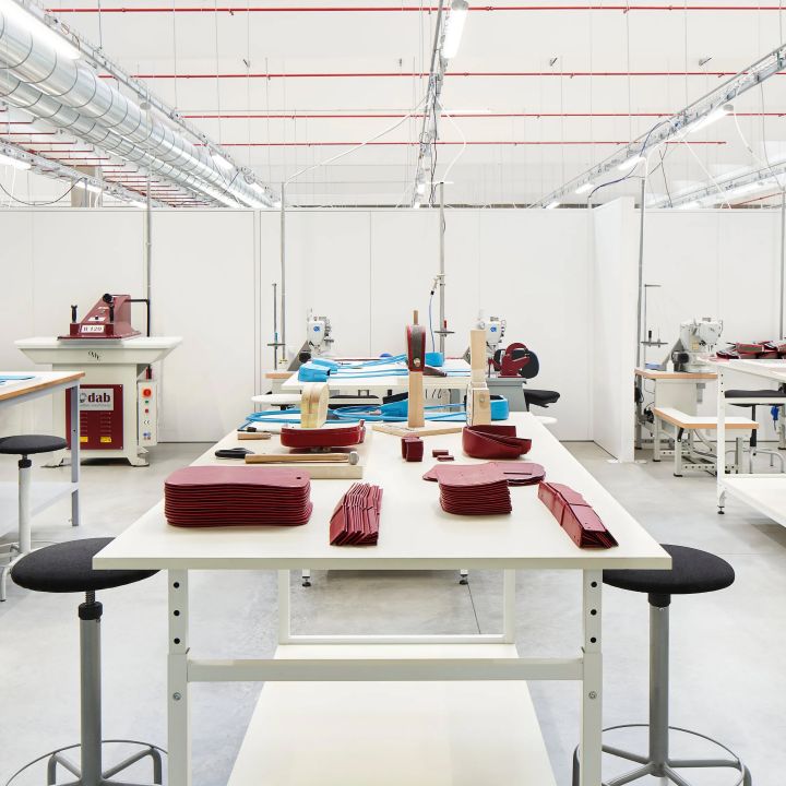 Bottega Veneta ouvre une école en Italie pour former les artisans de demain - Le Journal du Luxe -
                    Luxe radio