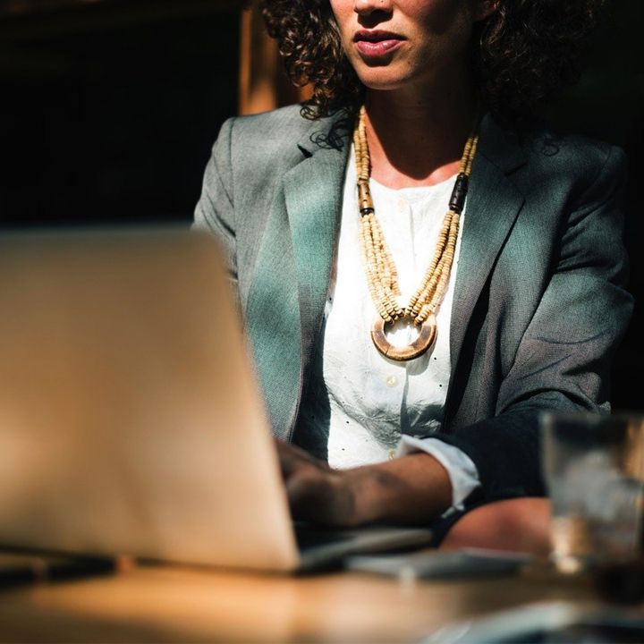 Taux d'activité des femmes : pourquoi vingt ans de promesses n'ont rien changé ? - Avec Ou Sans Parure -
                    Luxe radio