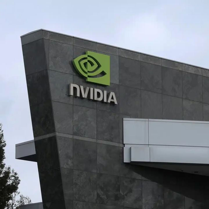 Nvidia vient de conclure un accord de licence non exclusif avec Groq - Le Monde AI -
                    Luxe radio