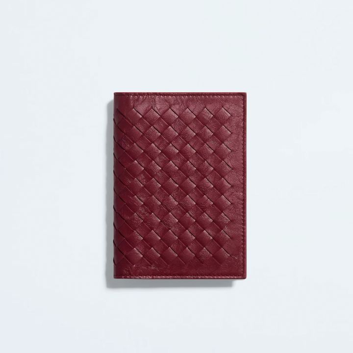 Bottega Veneta revisite l’Intrecciato avec le mycélium - Le Journal du Luxe -
                    Luxe radio