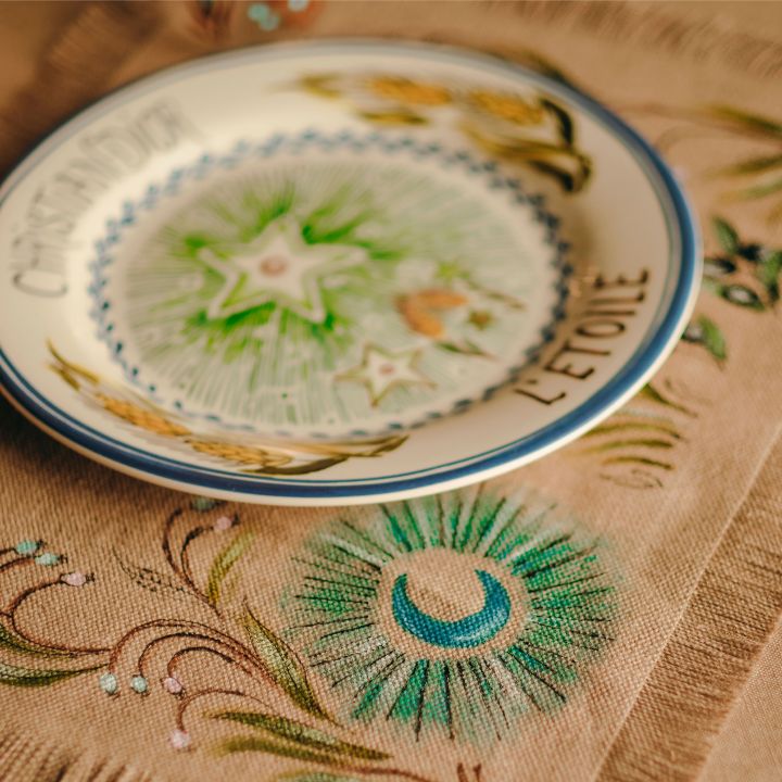 Constellation : la nouvelle collection Art de la Table signée Dior - Le Journal du Luxe -
                    Luxe radio