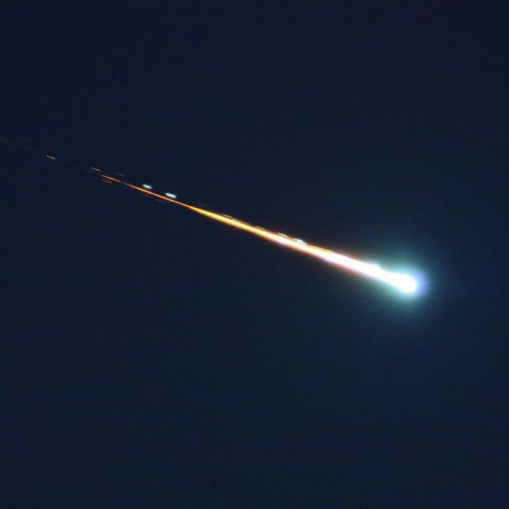 Un bolide en plein jour pourrait avoir semé des météorites dans l’Ohio. - Sciences & Santé -
                    Luxe radio