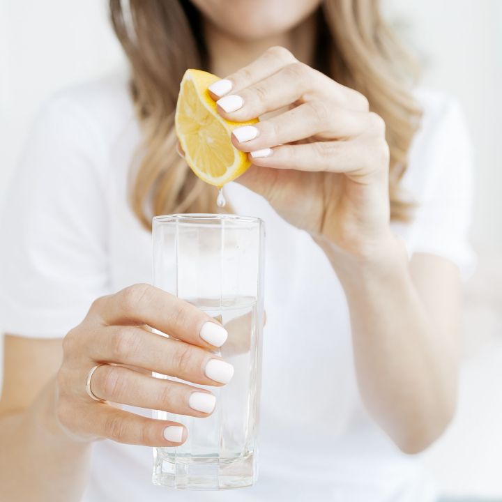 Et si votre journée commençait par un simple verre d’eau citronnée ? - Bien-Être -
                    Luxe radio