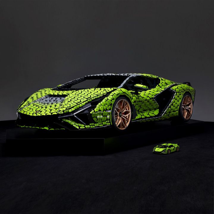 LEGO réalise une Lamborghini à taille réelle - Le Journal du Luxe -
                    Luxe radio