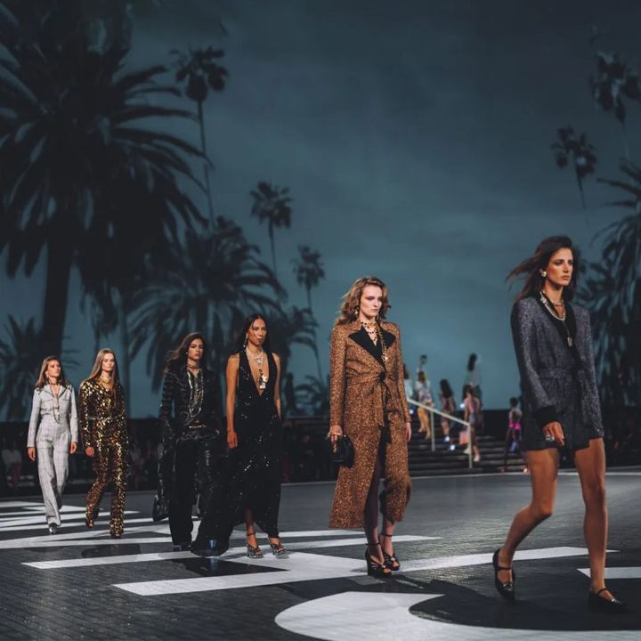Chanel, un défilé croisière à l’américaine ! - Le Journal du Luxe -
                    Luxe radio