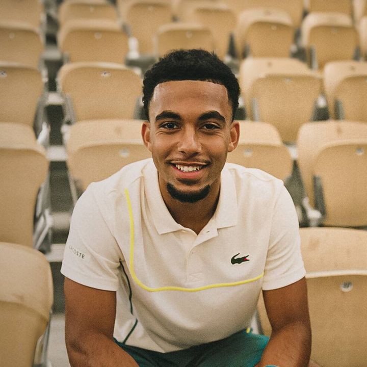Le joueur de tennis Arthur Fils devient le nouvel ambassadeur de Lacoste - Le Journal du Luxe -
                    Luxe radio