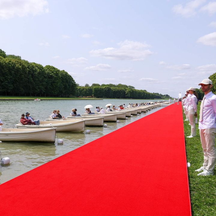 Jacquemus poursuit son mécénat au château de Versailles - Le Journal du Luxe -
                    Luxe radio