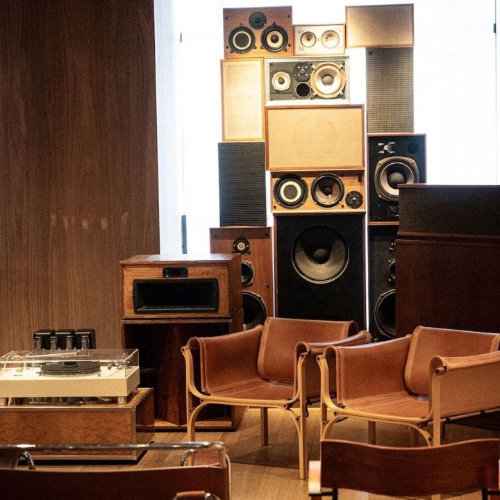 McQueen Reverb, le son redonne du volume à la mode - Le Journal du Luxe -
                    Luxe radio