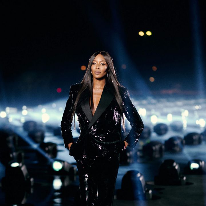 À Paris, Naomi Campbell défile pour Saint Laurent - Le Journal du Luxe -
                    Luxe radio