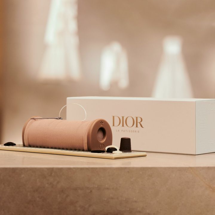 Une bûche cousue main par Dior - Le Journal du Luxe -
                    Luxe radio