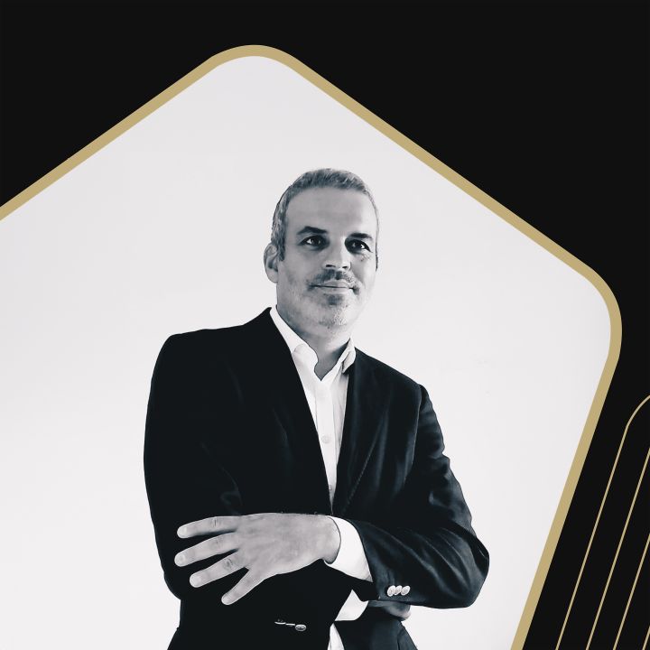 Omar El Boury: «60% des Marocains utilisent des smartphones dont le prix varie entre 650 et 2000 dirhams» - Les Invités des Matins Luxe -
                    Luxe radio