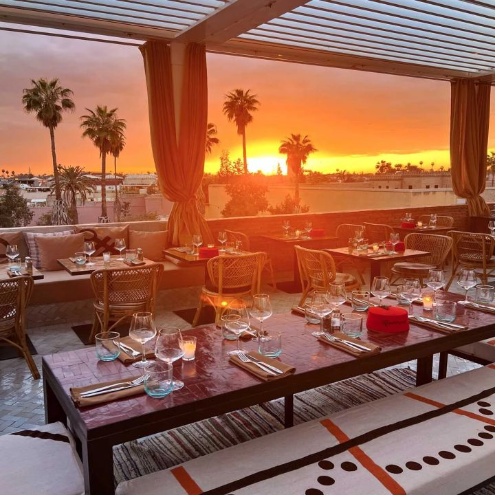 À Marrakech, les sorties se réinventent entre rooftops festifs et ateliers créatifs ouverts au public - Reportages -
                    Luxe radio