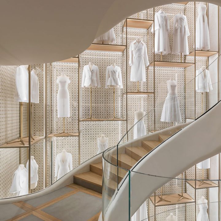 Dior Paris : de l’Avenue Montaigne aux Champs-Élysées - Le Journal du Luxe -
                    Luxe radio