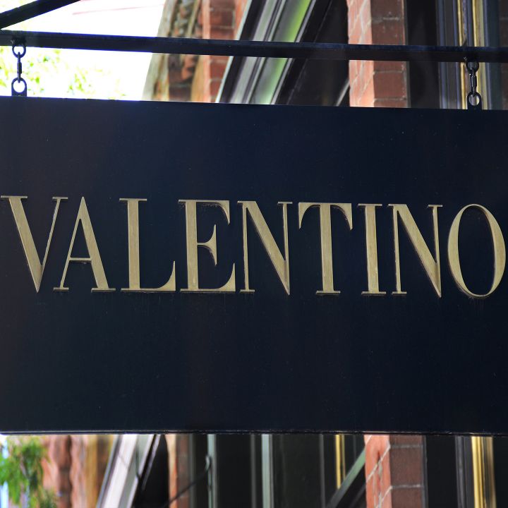 Avec Valentino, L'Oréal veut devenir le n°1 mondial du parfum - Le Journal du Luxe -
                    Luxe radio