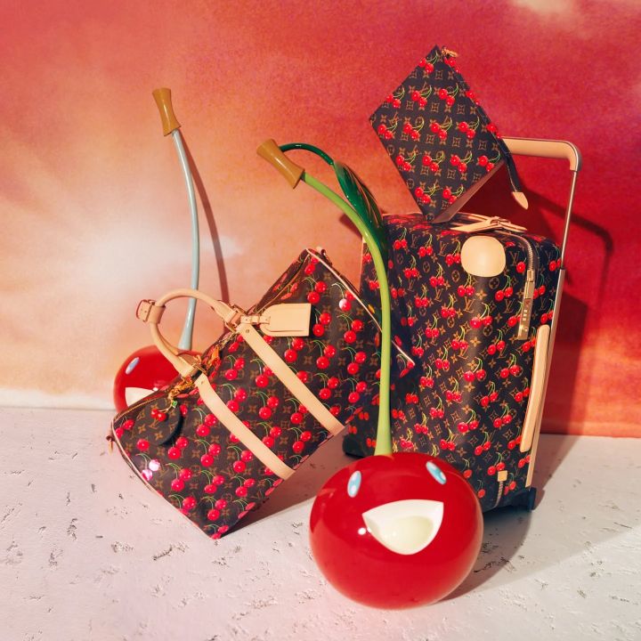 Murakami signe une nouvelle œuvre chez Vuitton - Le Journal du Luxe -
                    Luxe radio