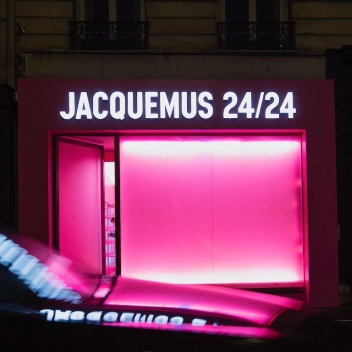 Le distributeur automatique, façon Jacquemus - Le Journal du Luxe -
                    Luxe radio