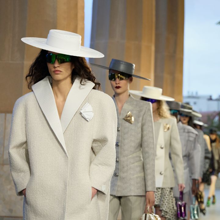 Louis Vuitton présente sa collection Croisière 2025 au cœur du parc Güell de Barcelone - Le Journal du Luxe -
                    Luxe radio
