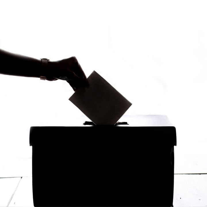 Les partis politiques peuvent-ils convaincre les jeunes de s'inscrire sur les listes électorales ? - Avec Ou Sans Parure -
                    Luxe radio