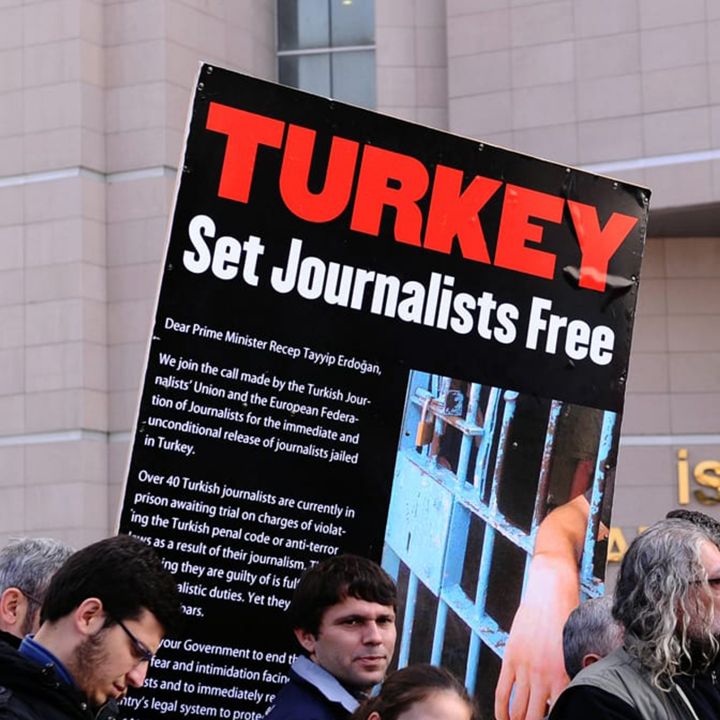 Journalistes emprisonnés en Turquie : la purge continue - Les Débats -
                    Luxe radio