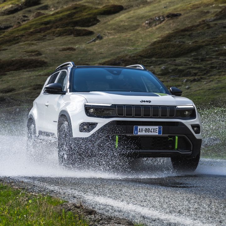 Jeep Avenger 4xe: le compact qui élargit le terrain - Le Journal du Luxe -
                    Luxe radio