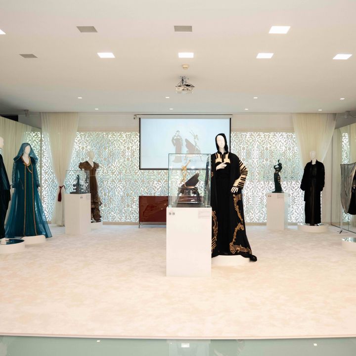 Dalí Diali – L’étoffe du rêve, une exposition signée Zhor Raïs - Reportages -
                    Luxe radio