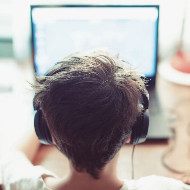 Protéger nos enfants des pièges du numérique - Bien-Être -
                    Luxe radio