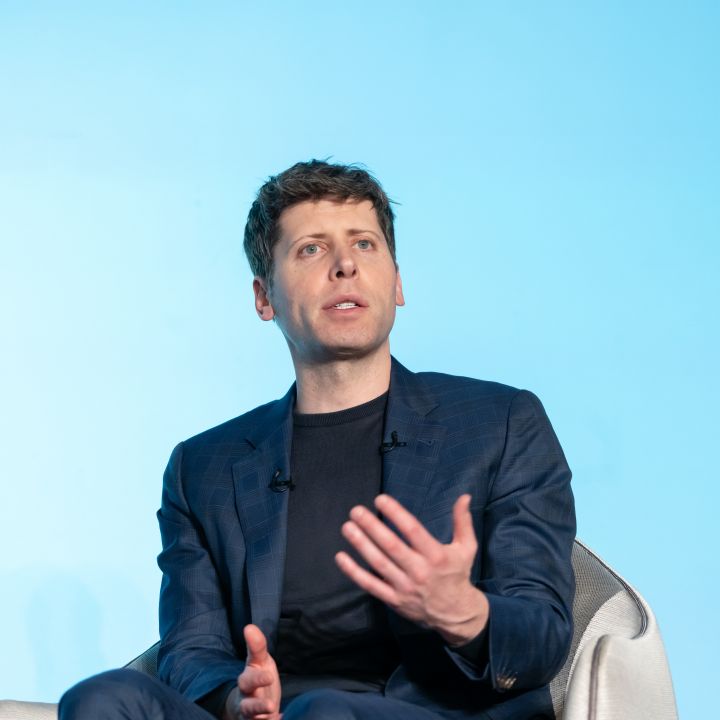 Sam Altman accélère le déploiement de son projet World - Le Monde AI -
                    Luxe radio
