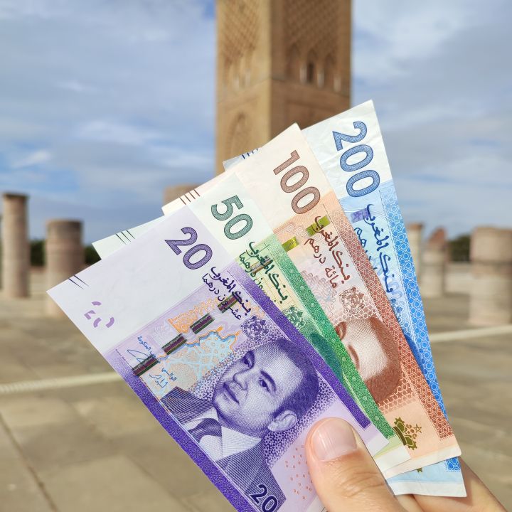 Le dirham s’est apprécié de 0,7 % face à l’euro. - L’œil Macro -
                    Luxe radio