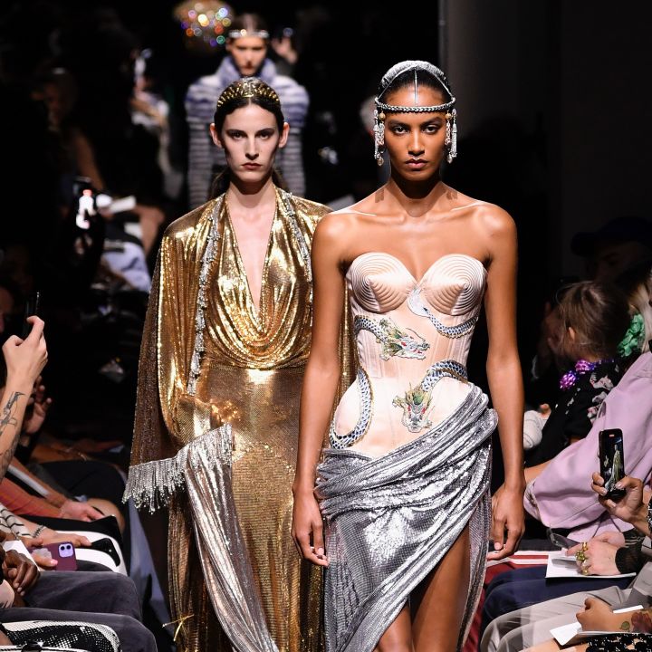 Jean Paul Gaultier x Julien Dossena: un défilé haute couture extravaguant ! - Le Journal du Luxe -
                    Luxe radio