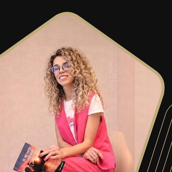 Ni héroïne, ni victime : Zineb Bouazzaoui réécrit le mot « mère ». - Les Invités de Heure Essentielle -
                    Luxe radio