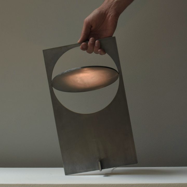 Une lampe forgée dans l’acier, inspirée par le pli du papier - Design -
                    Luxe radio