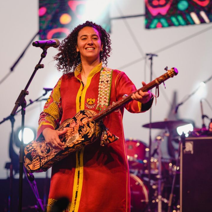Hind Ennaira a offert un concert vibrant dans le cadre du festival « Le Koweït nous rassemble » - Résonances Culturelles -
                    Luxe radio