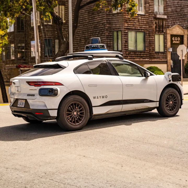 robotaxis : Waymo ne reçoit pas 126 milliards. Elle change clairement d’échelle ! - Automobile -
                    Luxe radio