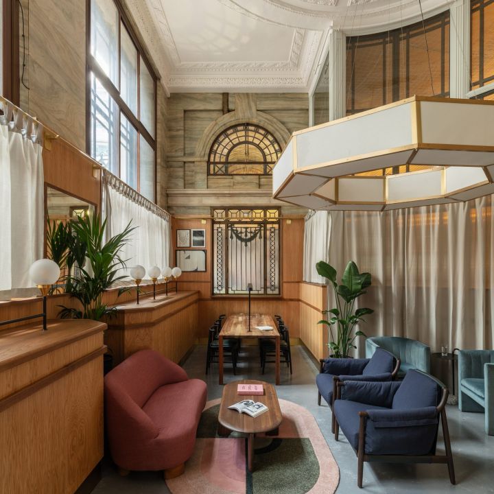 Costumes de lumière: une banque londonienne réinventée par Holloway Li - Architecture -
                    Luxe radio